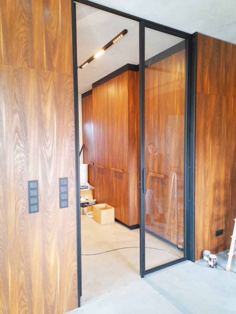 Lofttür für Ankleidezimmer, doppelflügelig zweiflügelige Tür aus Glas mit Stahl, Glas-Tür für Schlafzimmer, gläserne Abtrennung Ankleidezimmer, modern, schlicht
