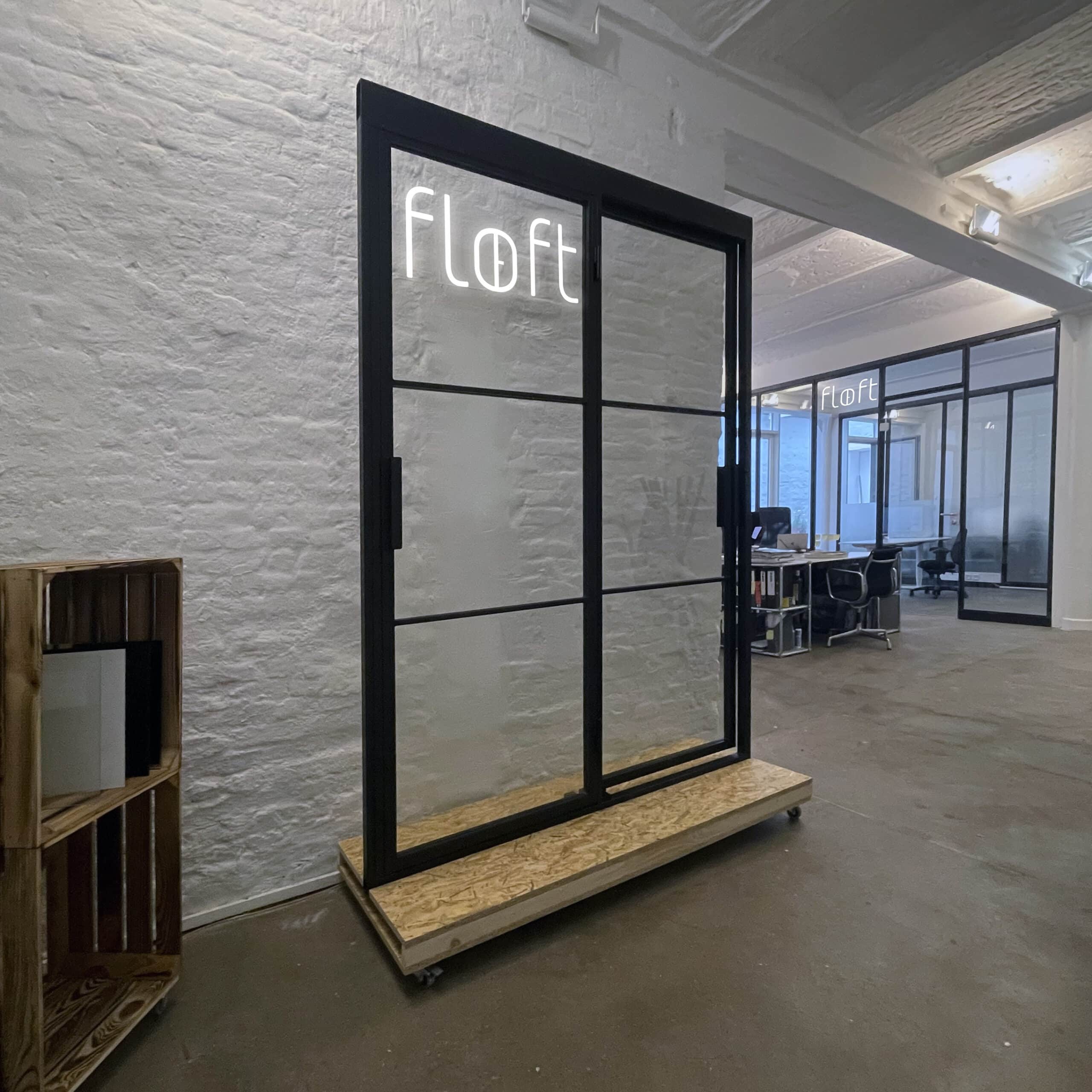 Lofttür in showroom Hamburg, Wände und Türen aus Glas und Stahl besichtigen, Türen-Ausstellung
