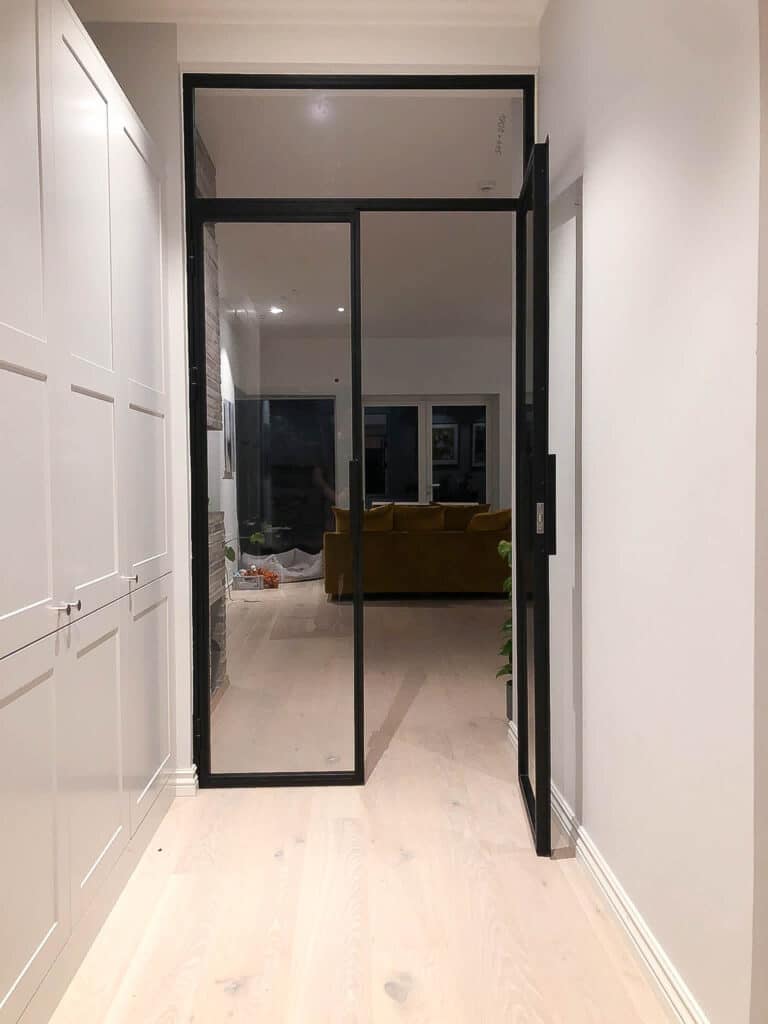 Zweiflügelige Lofttür, Schwingtür aus Stahl und Glas, Schmiedeeisen Tür in Flur, Eingangsbereich, Industrie-Design, Bauhaus-Stil
